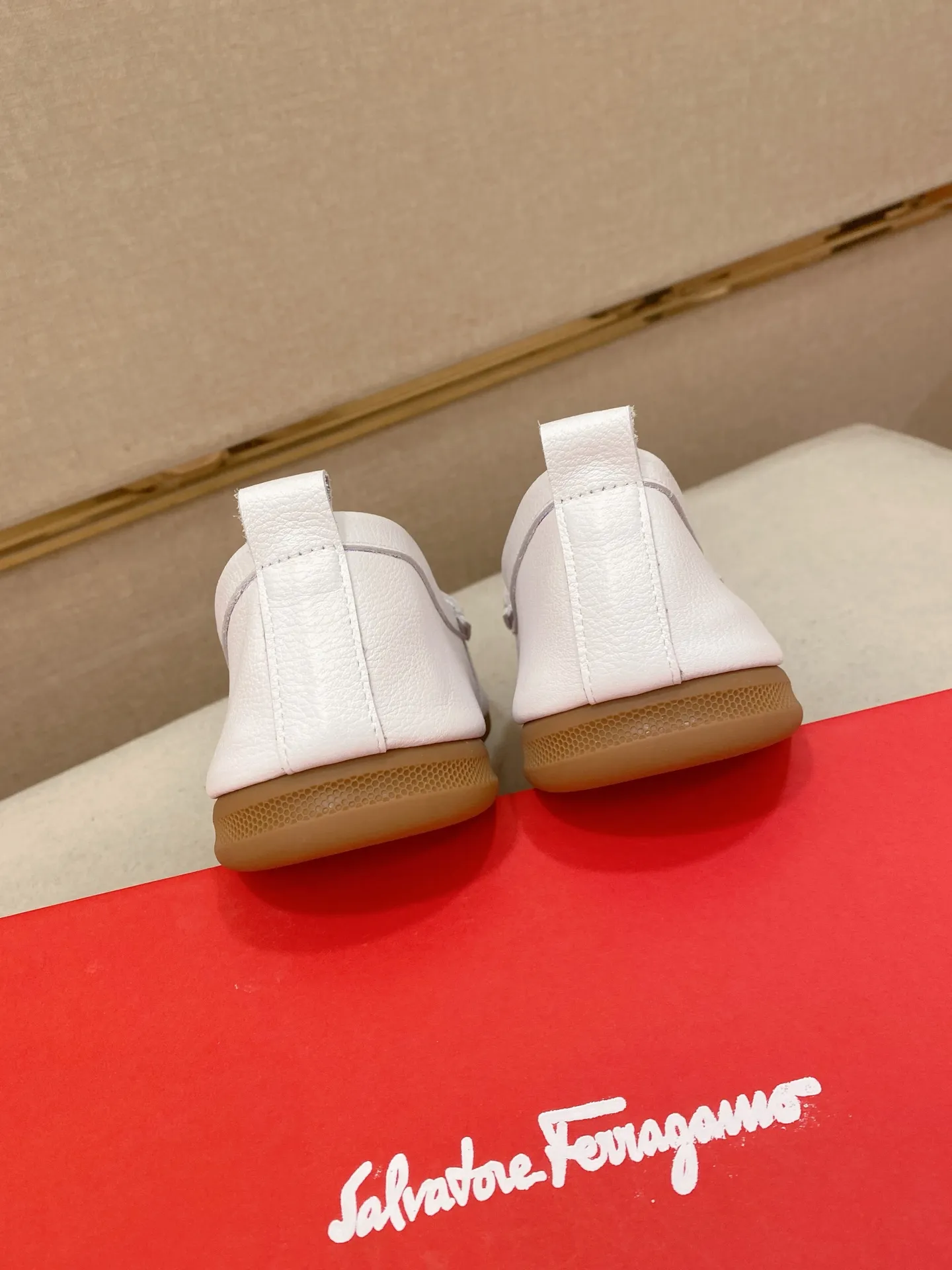 Factory price 500💰 Original Ferragamo men's shoes! The world's top brands...Luxury quality...//Fashion and high-end footwear 👍💪🏻...give you a low-key luxury comfort experience👍. The upper is made of pure Italian imported original cowhide and sweat-absorbent sheepskin lining. It is comfortable and breathable, high-end and classy... luxurious and noble!! .. OEM factory shipment [Hug] stall.. Original board. Welcome to taste..38--44.